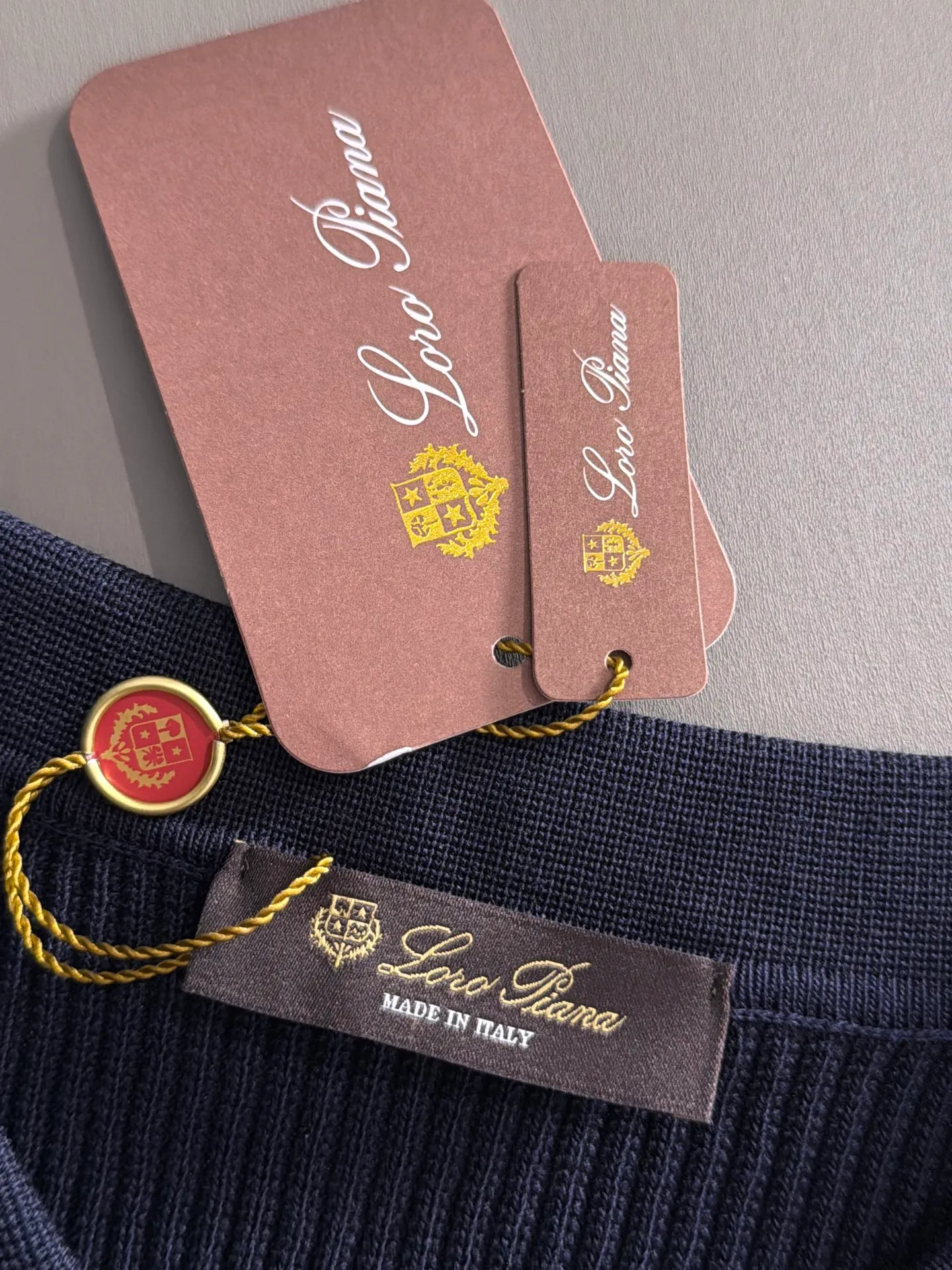 LP high quality Loro Piana 26ss New Arrival men's short-sleeved knitted T-shirt. Made of combed cotton yarn knitted cotton fabric, no pressure when entering and exiting the counter. Exclusive control of raw materials. It feels substantial when weighed, and the upper body is more textured than ordinary T-shirts. This texture can handle the weather easily and is suitable for both hot and cold! Loose fit design, looks noble. The only correct version is available Size: M to 4XL